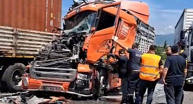 Sakarya'da 4 araçlı zincirleme kaza; 2 yaralı