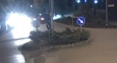 Sakarya'da kavşakta drift atan otomobil ağaca çarptı; 3 yaralı