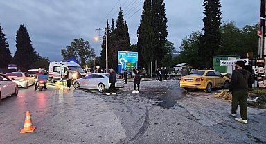 Sakarya'da taksi ile otomobilin çarpıştığı kaza kamerada: 6 yaralı