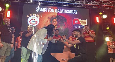 Şampiyonluk kutlamasında sürpriz evlilik teklifi