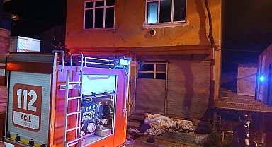 Samsun'da ev yandı; 1'i itfaiyeci 2 yaralı