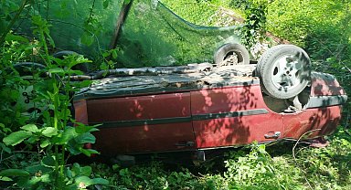 Sapanca'da otomobil şarampole devrildi; sürücü ile eşi yaralandı