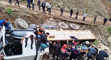 Şarampole devrilen kamyonun şoförü yaralandı