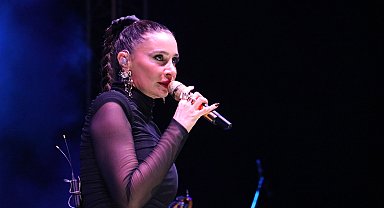 Şarkıcı Sıla, Antalya'da sahne aldı
