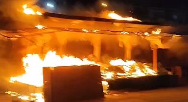 Sebze- meyve tezgahının alev alev yanması kamerada