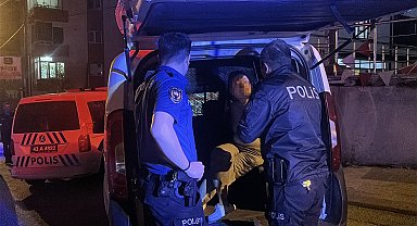 Sevgilisinden ayrılan alkollü kadın, annesini bıçakla rehin aldı