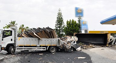 Sıcak asfalt yüklü kamyon, kamyonete çarpıp akaryakıt istasyonuna devrildi