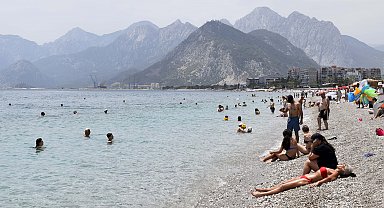 Sıcaktan bunalanlar, Konyaaltı Sahili'ni doldurdu