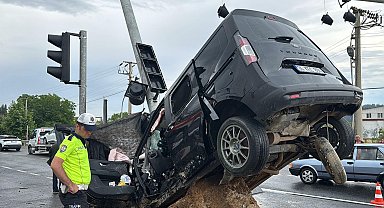 Sinyalizasyon direğine çarpan hafif ticari aracın sürücüsü öldü, 3 yaralı
