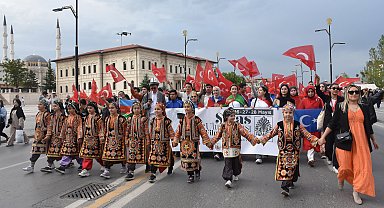 Sivas'ta 2'nci Uluslararası Film Festivali kortejle başladı