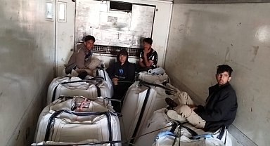 Sivas'ta durdurulan TIR'larda 7 düzensiz göçmen yakalandı