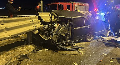 Sivas'ta otomobil bariyerlere saplandı, sürücü yaralandı