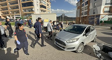 Sivas'ta otomobil ile motosiklet çarpıştı; polis memuru yaralandı