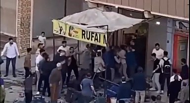 Sopalı, tekmeli ve yumruklu kavga kamerada; 4 yaralı