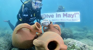 Su altına dalıp, taşa yazdıkları Hıdırellez dileklerini yapay amforalara bıraktılar