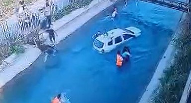 Sulama kanalına uçan cipteki 2 kişiyi çevredekiler kurtardı