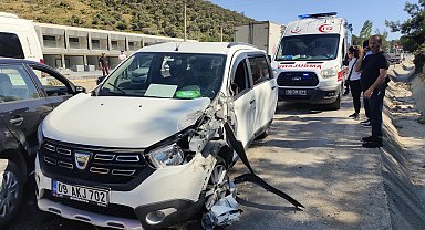 Sürücü direksiyon başında rahatsızlandı, otomobil 3 araca çarparak durabildi: 1 yaralı