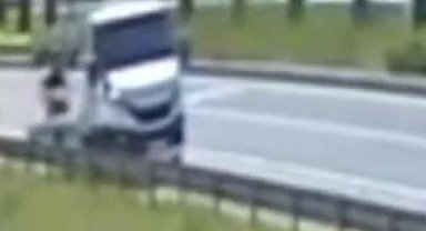 Sürücüsünün geri manevra yaptığı oto kurtarıcıya motosikletin çarptığı kaza kamerada