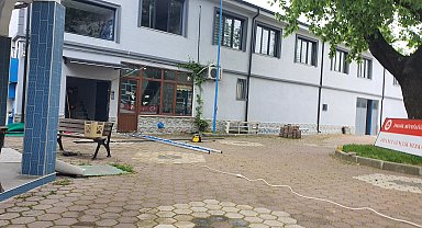 Tabela takarken merdivenden düşüp yaralandı