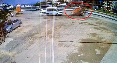 Taksinin beton bariyere çarptığı kaza kamerada; 2 yaralı