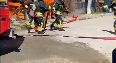 Tek katlı ev yanarak küle döndü