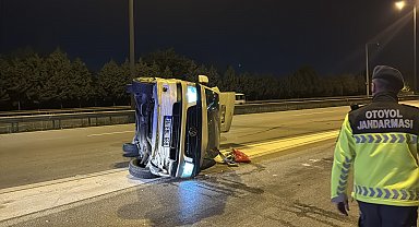 TEM Otoyolu İzmit geçişinde bariyere çarpan minibüs devrildi; 1 yaralı