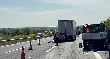 TEM'de cip, kamyona çarptı; 3 yaralı