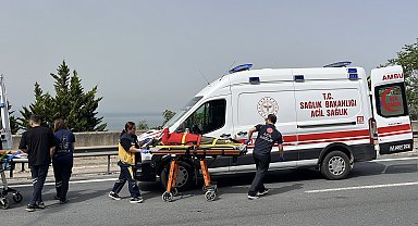 TEM'de hafif ticari araç bariyere çarpıp devrildi; 3 yaralı