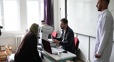 Tıp öğrencileri ilk hastalarına muayenehaneye çevirdikleri ilkokulun sınıfında baktı