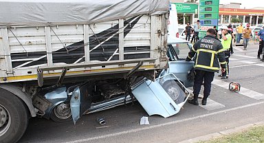TIR'a arkadan çarpan otomobilde sıkışına sürücü, 20 dakikalık çalışmayla kurtarıldı