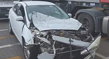 TIR'a arkadan çarpan otomobilin sürücüsü yaralandı