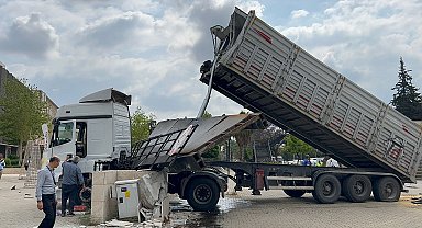 TIR'ın açılan dorsesi üst geçidi parçaladı