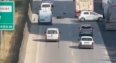 TIR'ın tekerinden kopan lastik kaplaması, zincirleme kazaya neden oldu