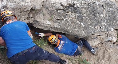Tokat'ta, kaçak kazı yaparken üzerine devrilen kayanın altında can verdi