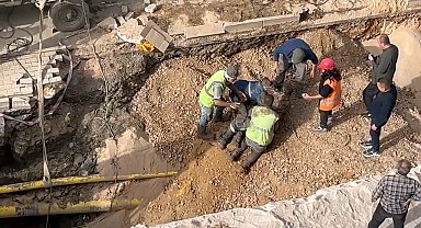 Toprak altında kalan işçinin arkadaşları tarafından kurtarılması kamerada