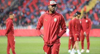 Trabzonspor ve Galatasaray oyuncuları zemini incelemeye çıktı