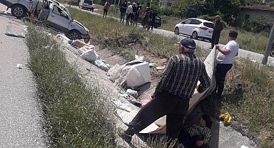 Trafik kazası sonrası yaralıyı üzerine battaniye tutarak güneşten korudular