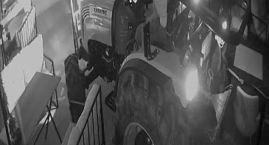 Traktörle kafeye girip, tur attı; o anlar kamerada