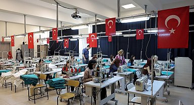 Trakya Üniversitesi'nde öğrenciler, ameliyathane için tekstil malzemeleri üretiyor