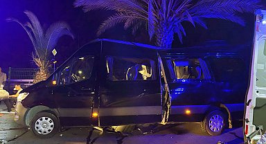 Tur minibüsü ile otomobil çarpıştı: 2 ölü, 7 yaralı