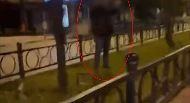 Türk bayrağını yakmaya çalıştığı öne sürülen şüpheli, kadın tepki gösterince kaçtı