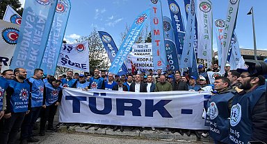 TÜRK-İŞ'ten bakanlık önünde '1 Mayıs'ı kutlaması