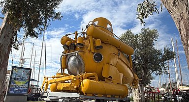 Türkiye'nin ilk cep denizaltısı Bodrum'daki meydanda sergileniyor