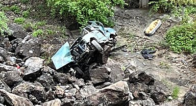 Uçuruma yuvarlanan otomobilin sürücüsü yaralandı