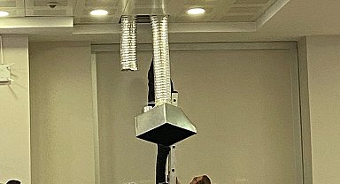 Üniversite kütüphanesinde kedi kurtarma operasyonu