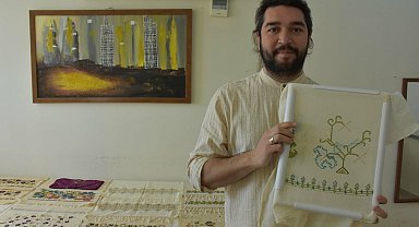 Unutulmaya yüz tutmuş geleneksel nakış işlemelerini dokuyup, geleceğe taşıyor