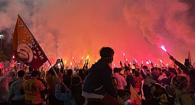 Uşak'ta Galatasaray taraftarları şampiyonluğu kutladı