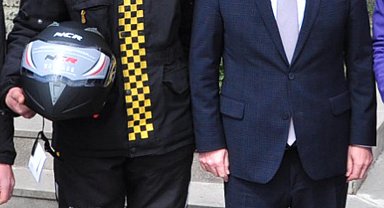 Validen kurallara uyan kuryelere kask hediyesi