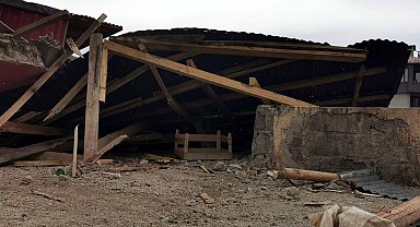 Van'da fırtına; çatılar uçtu