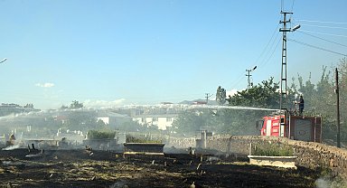 Van'da mezarlıktaki yangın söndürüldü; bazı mezarlar zarar gördü